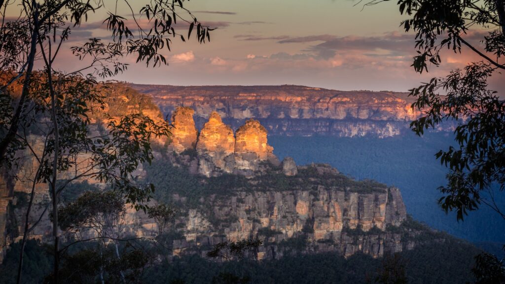 three sisters rock formation at blue mountains